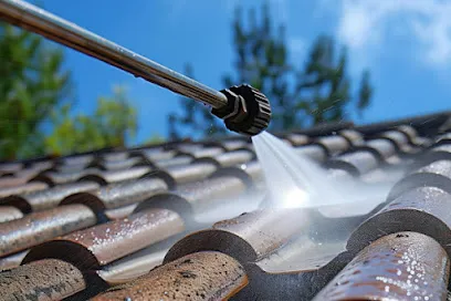 Image de Couvreur Gratentour - Travaux de Toiture : Démoussage Toit - Réparation fuite de toit - Pose Gouttières