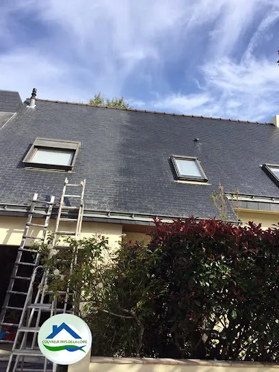 Image de Couvreur Pays-De-La-Loire - Artisan couvreur toiture Nantes - Nettoyage des Toitures Nantes - Remplacement des charpentes - Pose de Velux - Ravalement des façades - Traitement hydrofuge